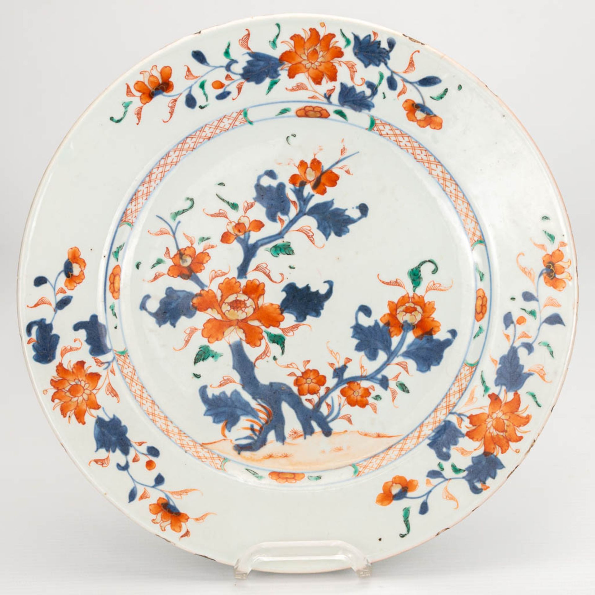 A collection of 10 display plates made of Oriental porcelain, Imari and blue-white and Famille Rose. - Image 11 of 16