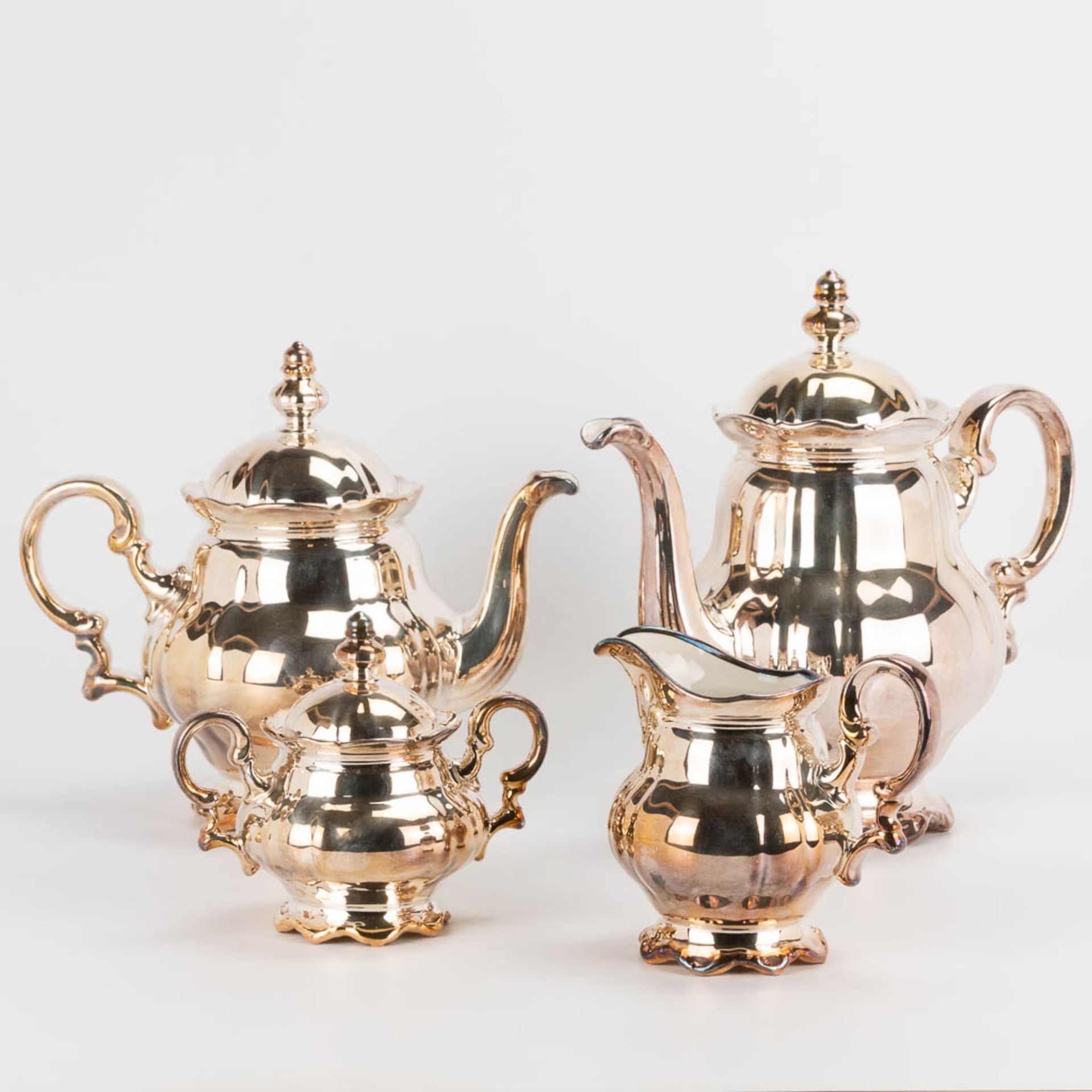 A coffee and tea service made of silver-plated porcelain. Not marked. (13 x 28 x 25 cm) - Bild 6 aus 9