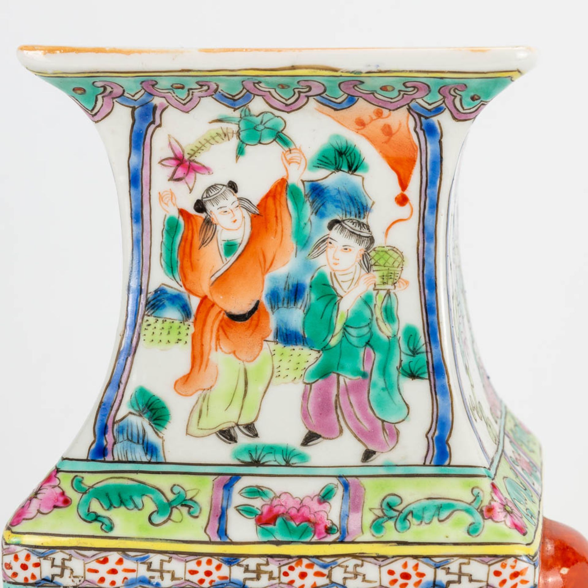 A collection of 2 Chinese vases with decor of emperors, playing children and ladies in court. 20th c - Image 19 of 29