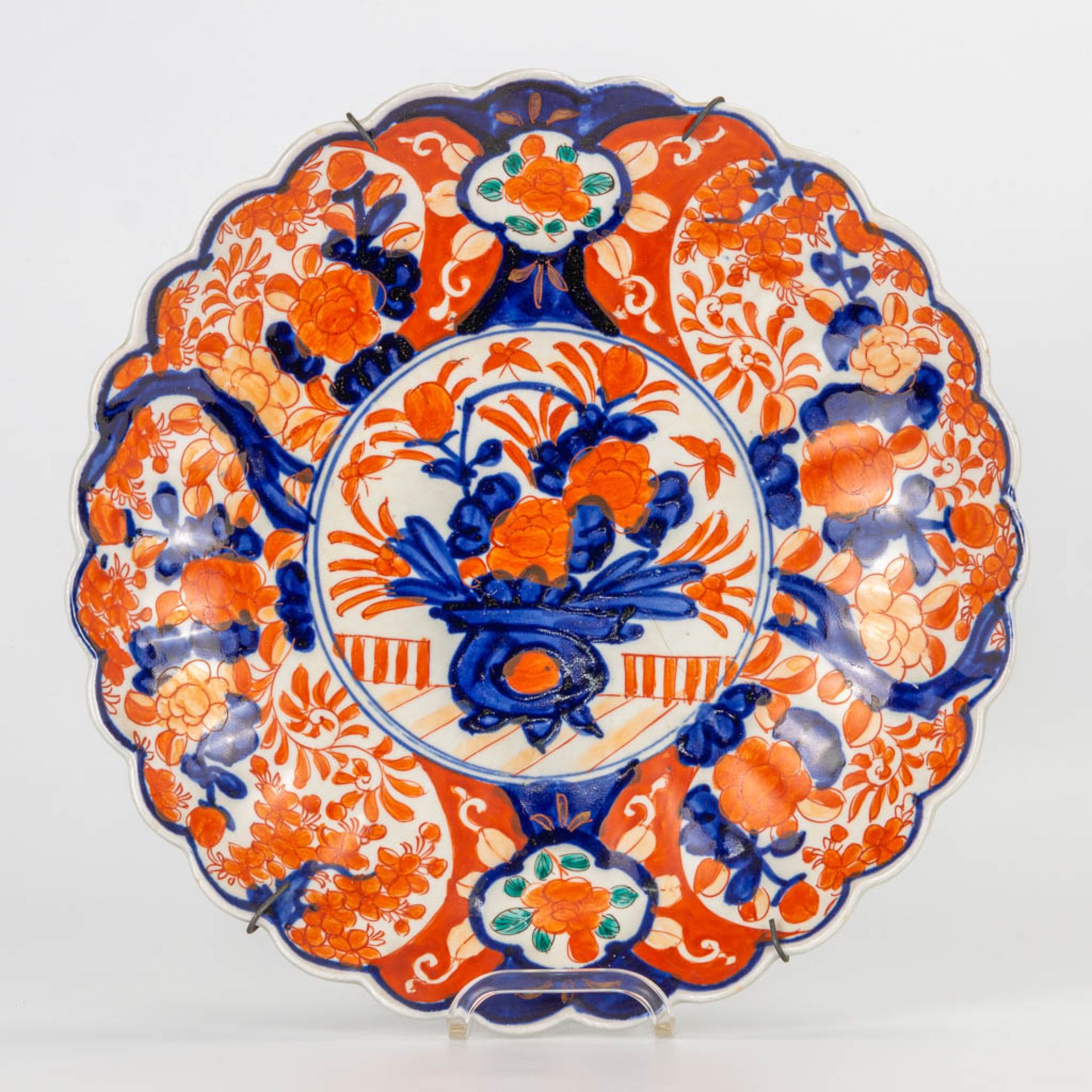 A collection of 5 Imari display plates made of Japanese porcelain. (4,5 x 30 cm) - Image 12 of 16