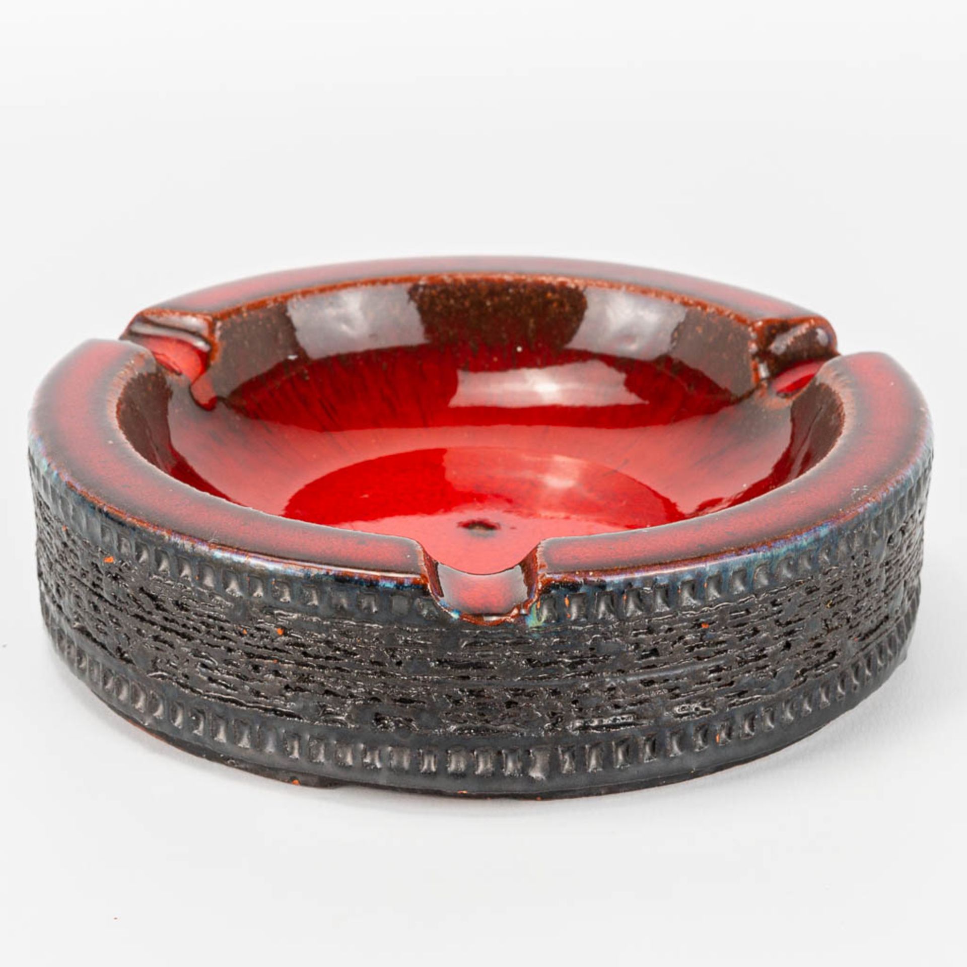 Rogier VANDEWEGHE (1923-2020) A collection of 2 ashtrays made of red glazed ceramics for Amphora. Ma - Image 9 of 19