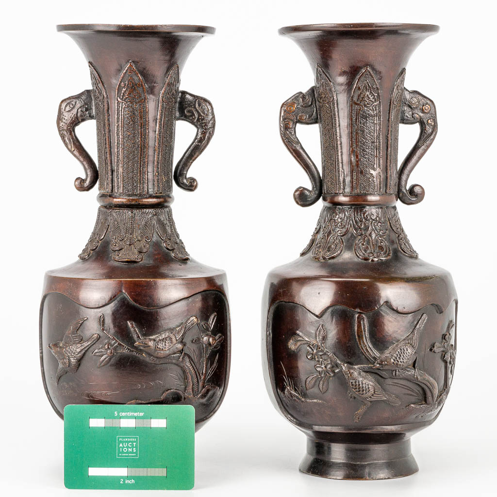 A pair of vases made of bronze with bird decor, Japan Meiji, 19th century. (30 x 12,5 cm) - Image 9 of 19