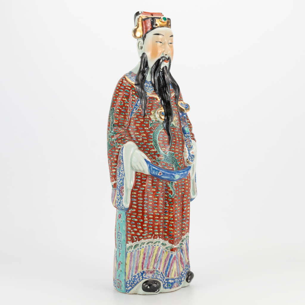 A Chinese porcelain statue of a wise man. 19th/20th century. (12 x 18 x 48 cm) - Image 3 of 20