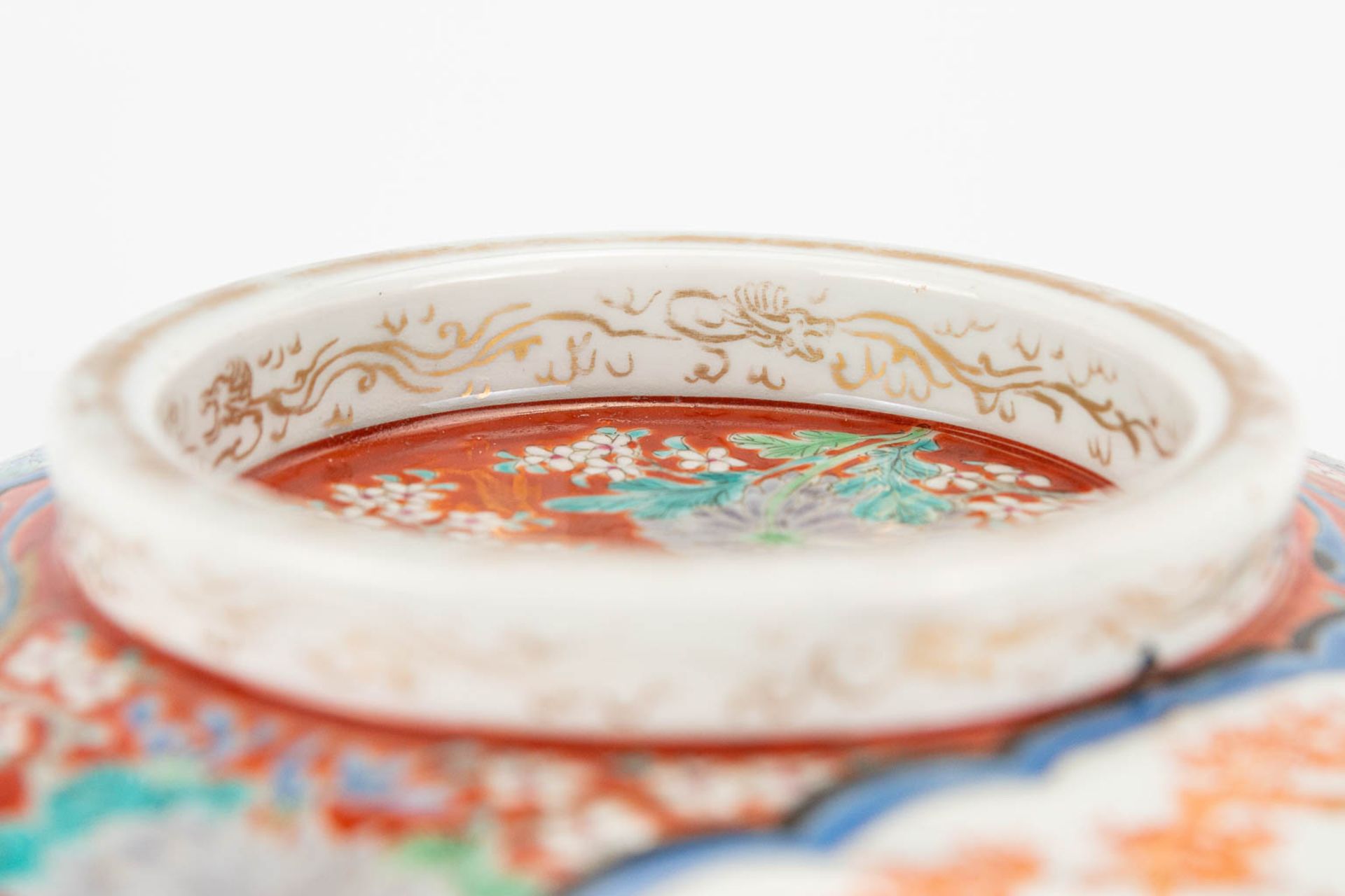 A collection of 2 pieces Japanese: Porcelain Imari rice bowl and a bronze vide poche. (20 x 33 cm) - Image 4 of 30