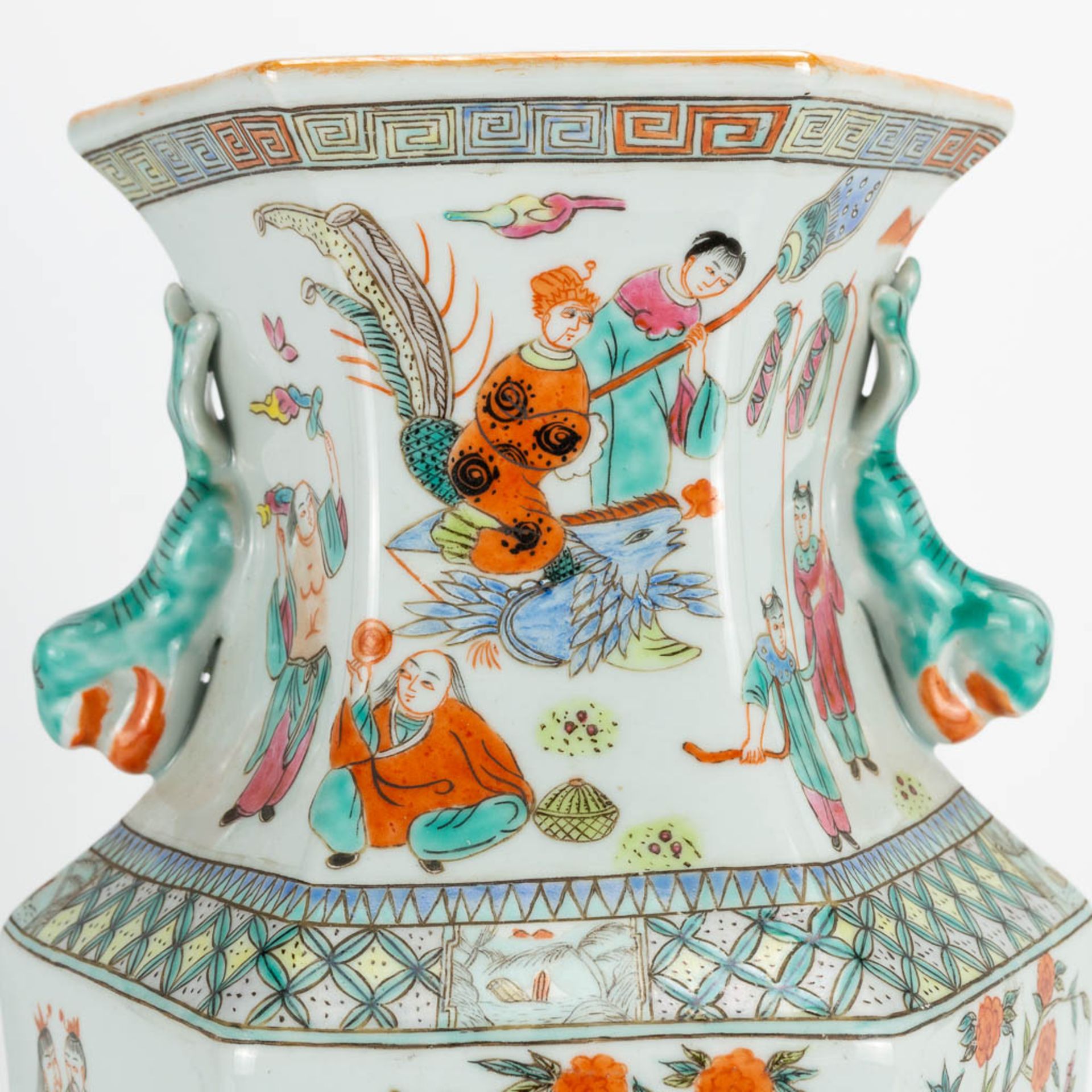 A collection of 2 Chinese vases with decor of emperors, playing children and ladies in court. 20th c - Image 21 of 29