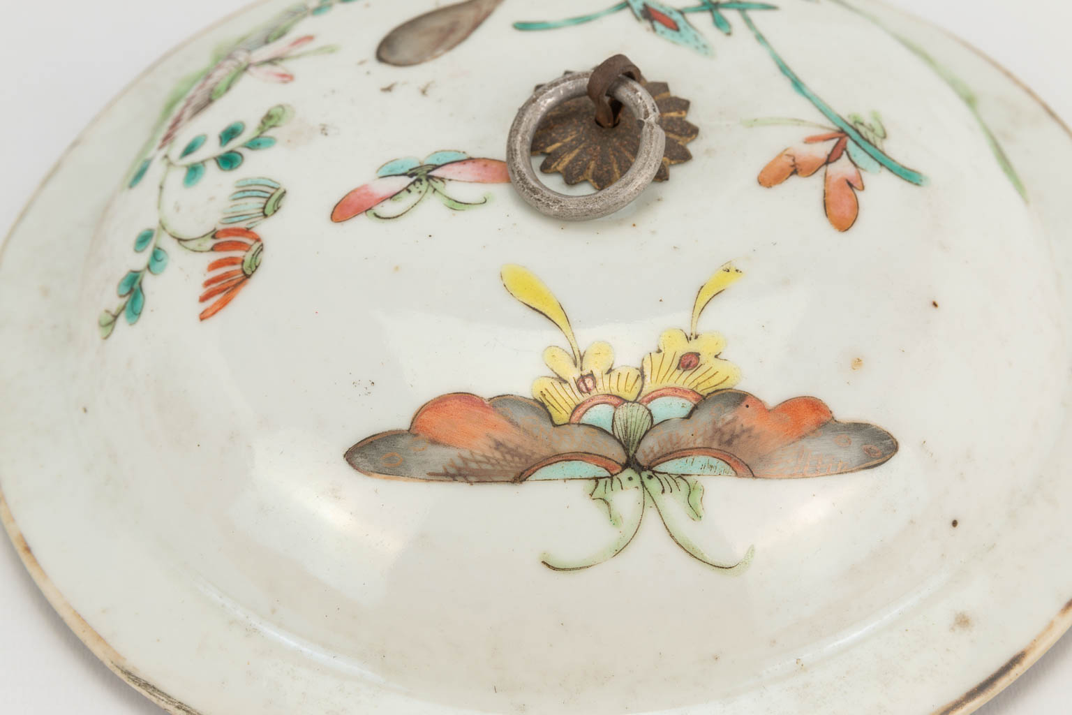 A Chinese porcelain jar with lid, with flower and butterfly decor. 19th/20th century. (21 x 23 cm) - Image 11 of 18