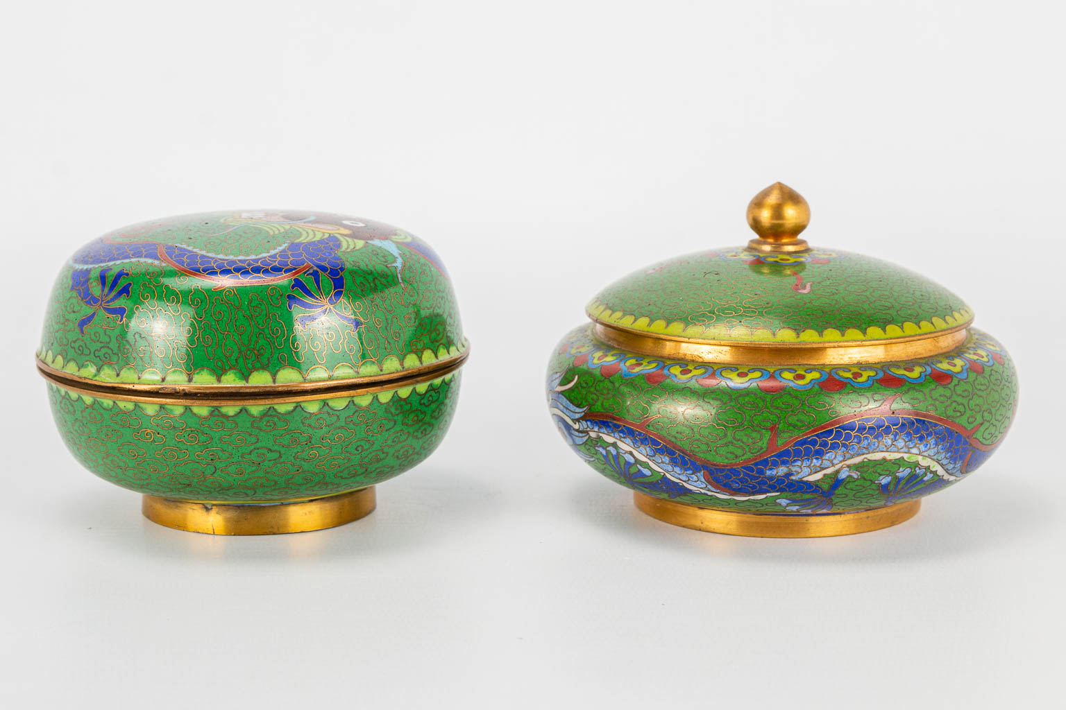 A collection of 2 jars and 2 candlesticks made of cloisonne bronze. (7 x 10 cm) - Image 6 of 16