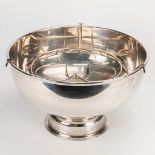 A large champange cooler made of silver-plated metal. (24 x 40 cm)