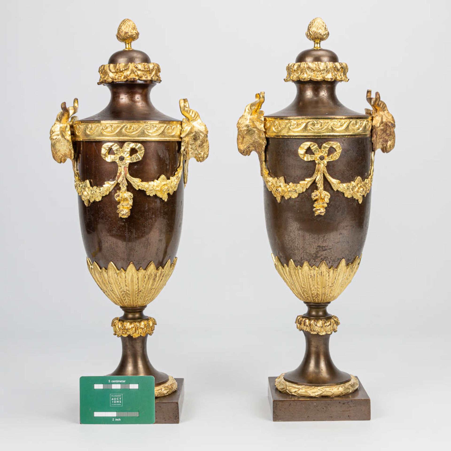 A pair of casolettes with ram's heads made of bronze and mounted with gilt bronze. Napoleon 3. (14 x - Image 4 of 8