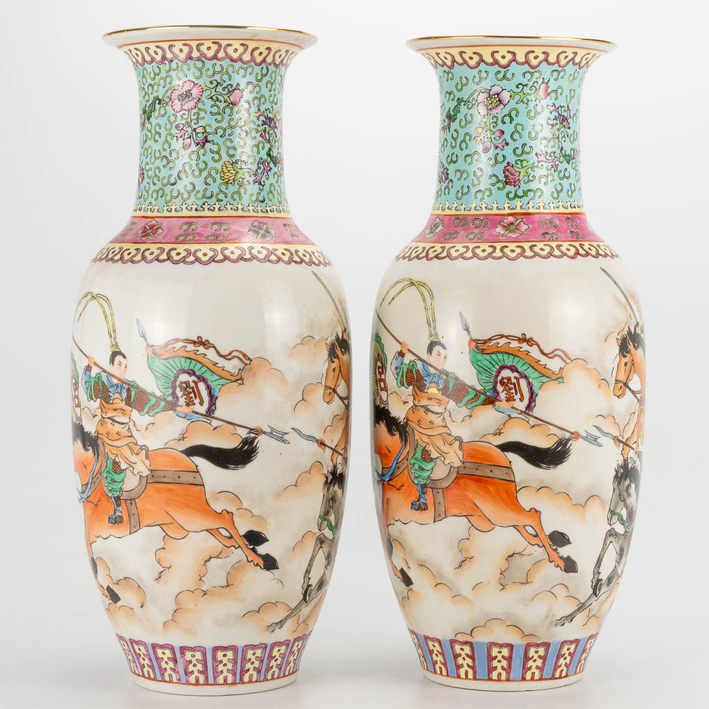 A pair of vases made of Chinese porcelain with decors of knights. 20th century. (46 x 18 cm) - Image 9 of 27