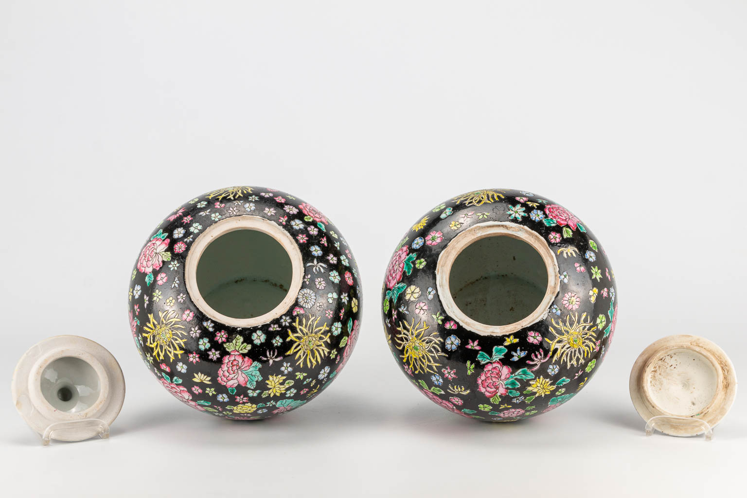 A pair of famille noir Chinese porcelain jars with lid, decorated with flowers. 19th/20th century. ( - Image 4 of 21