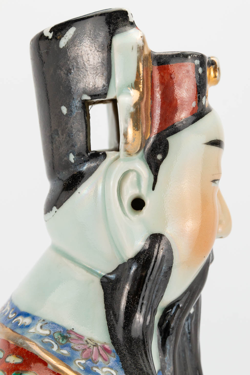 A Chinese porcelain statue of a wise man. 19th/20th century. (12 x 18 x 48 cm) - Image 12 of 20