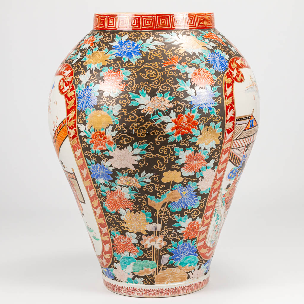 A large Imari display vase made of hand-painted porcelain in Japan. 19th/20th century. (60 x 42 cm) - Image 15 of 21