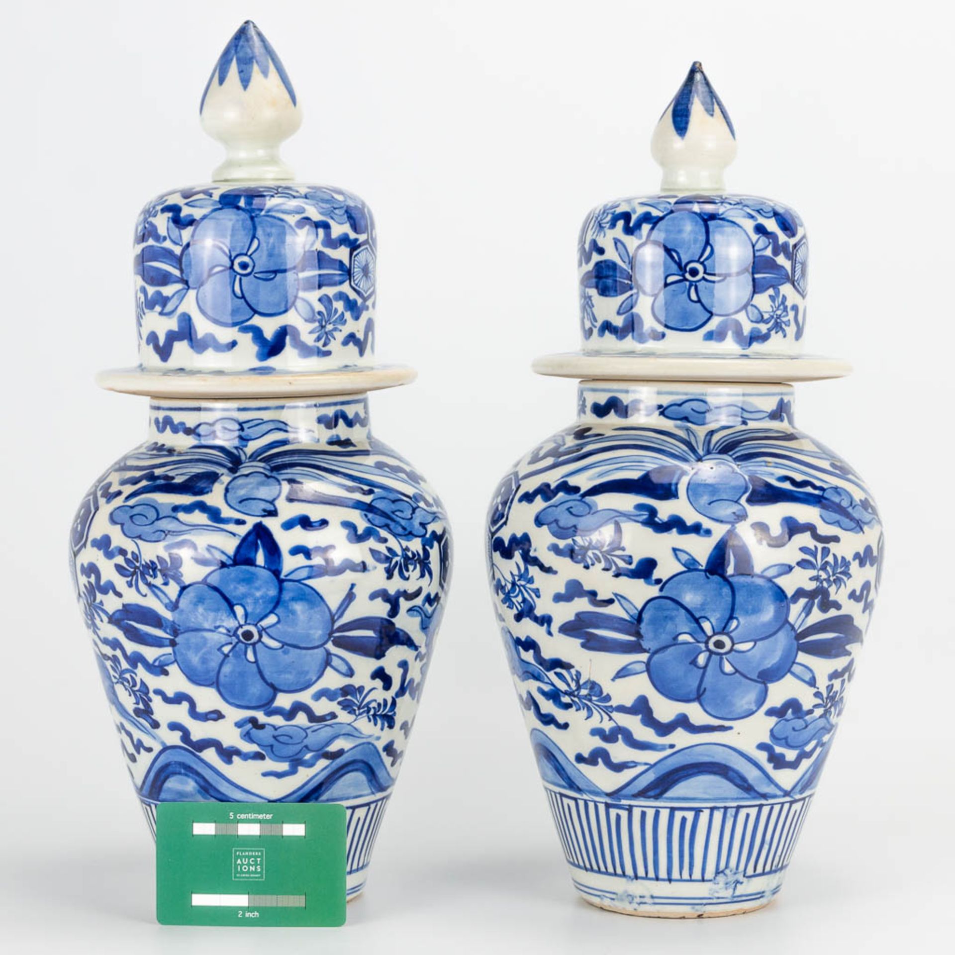 A pair of small Oriental vases wit lid, blue-white floral decor. (40 x 20 cm) - Bild 2 aus 20