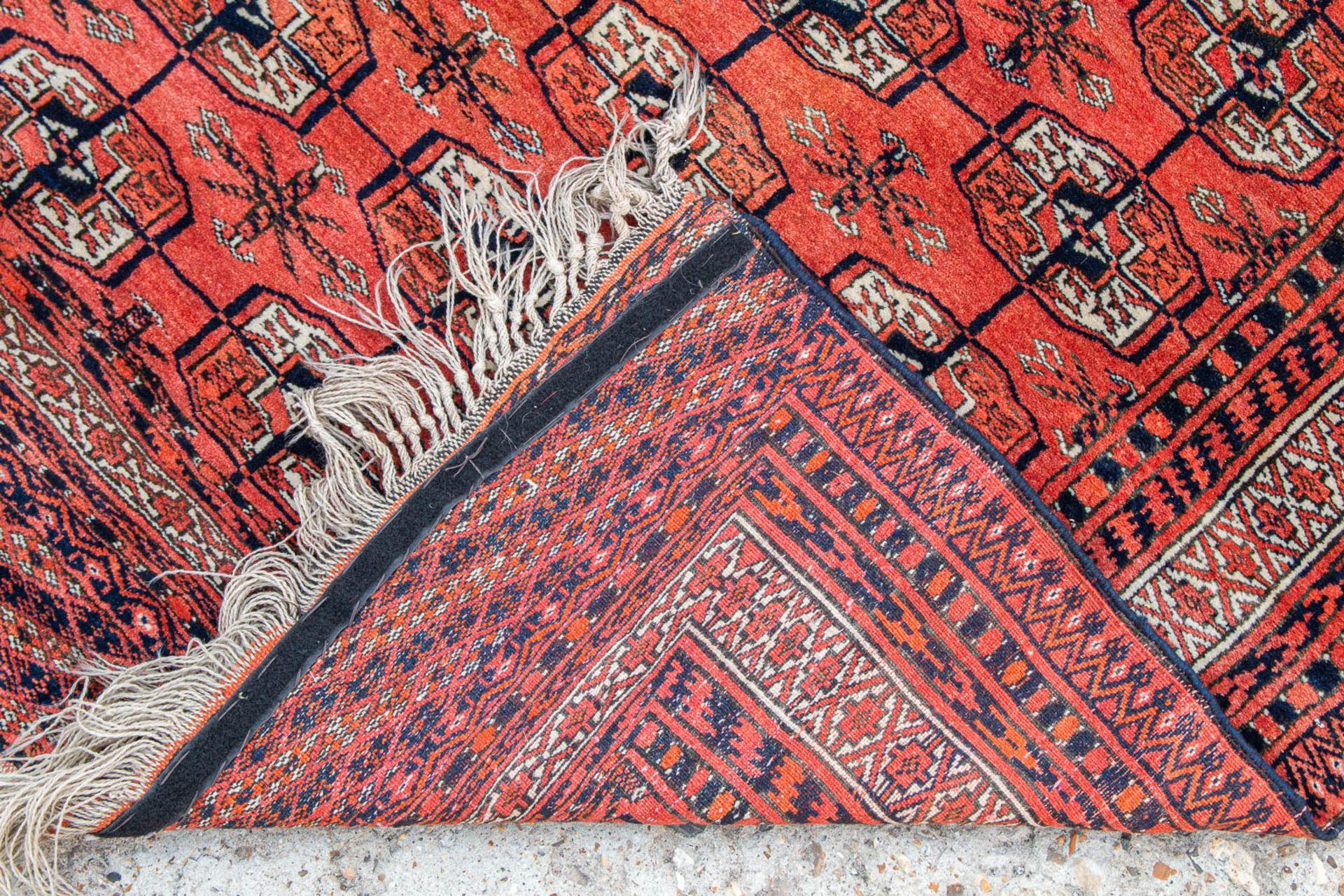 An Oriental hand-made carpet. Bokhara / Turkaman. (100 x 150 cm) - Image 4 of 5