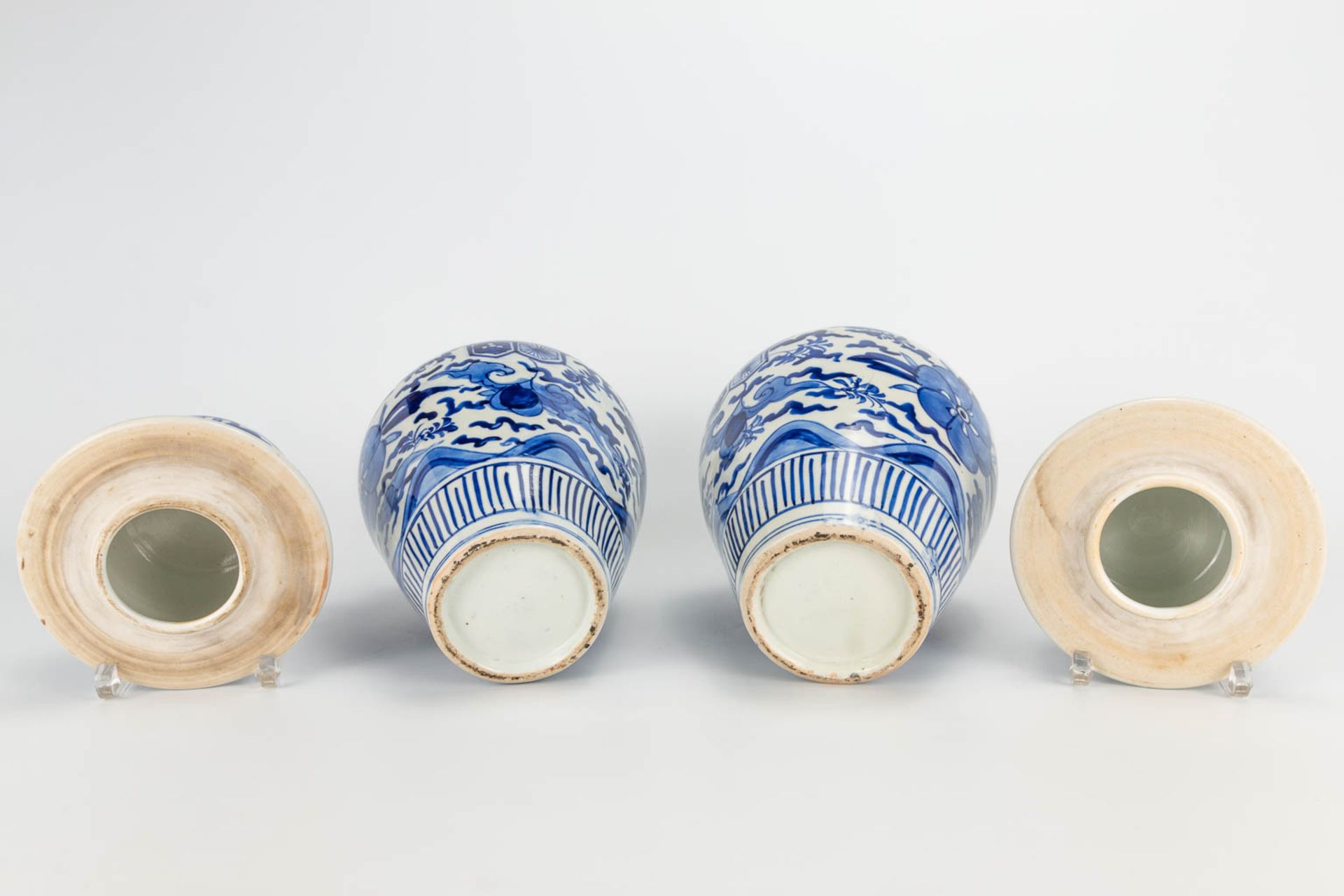 A pair of small Oriental vases wit lid, blue-white floral decor. (40 x 20 cm) - Bild 11 aus 20