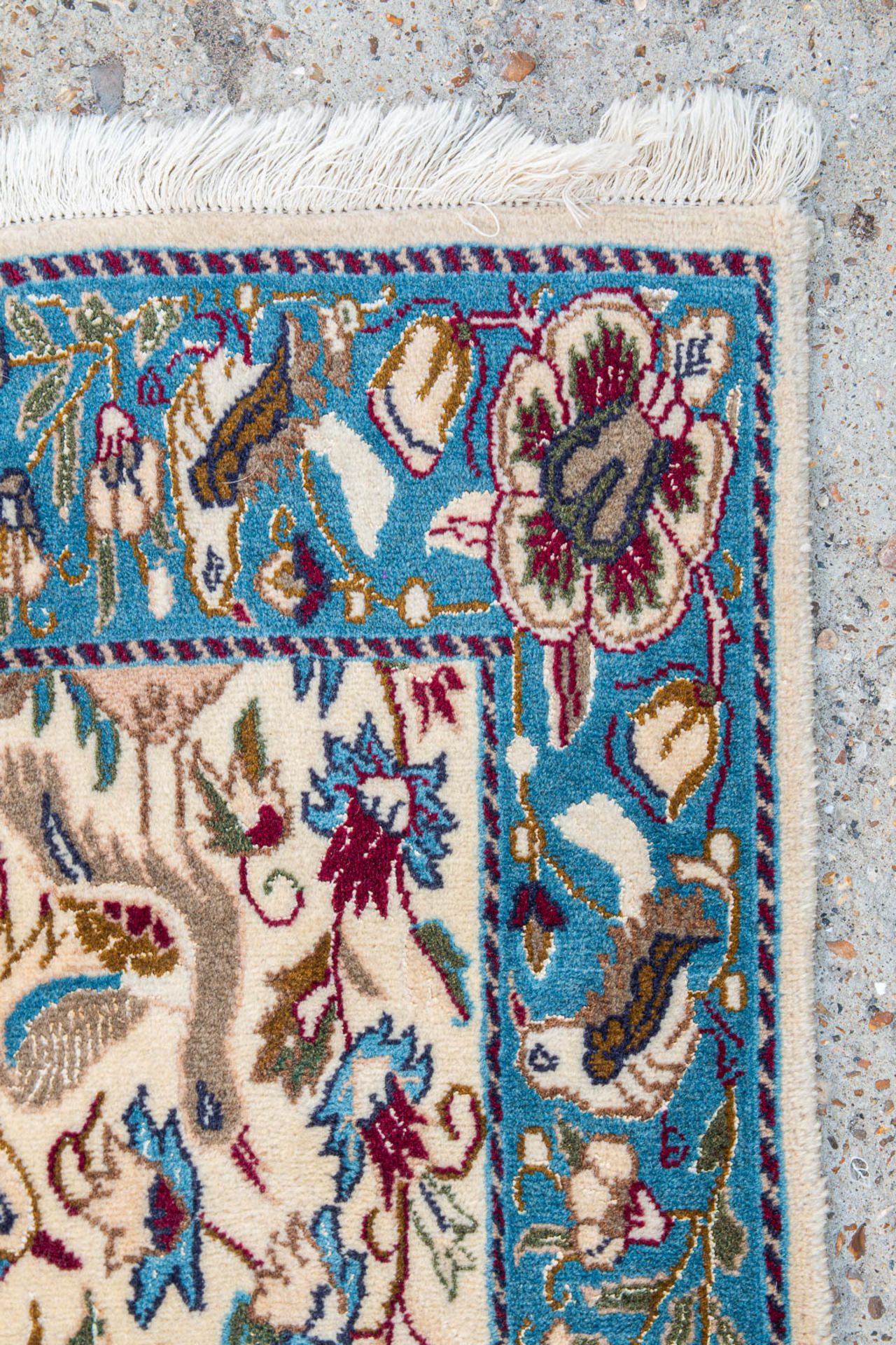 An Oriental hand-made carpet with birds. (83 x 129 cm) - Image 3 of 6