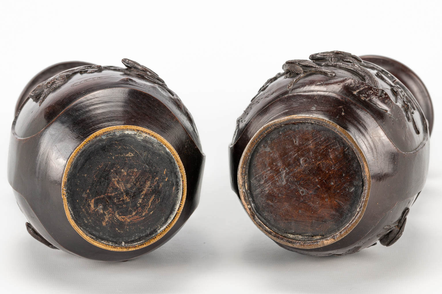 A pair of vases made of bronze with bird decor, Japan Meiji, 19th century. (30 x 12,5 cm) - Image 19 of 19