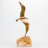 CURTIS JERE (1963-2008)(attr.) A bronze bird on an onyx base, not marked. (13 x 18 x 49 cm)