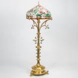 A large standing lamp made of copper with a Tiffany style lamp shade. (178 x 60 cm)