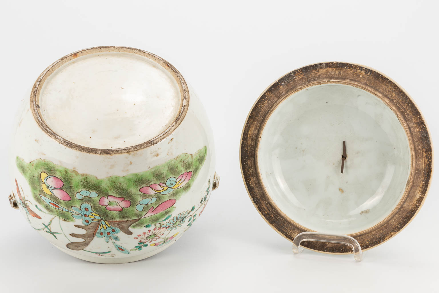 A Chinese porcelain jar with lid, with flower and butterfly decor. 19th/20th century. (21 x 23 cm) - Image 15 of 18