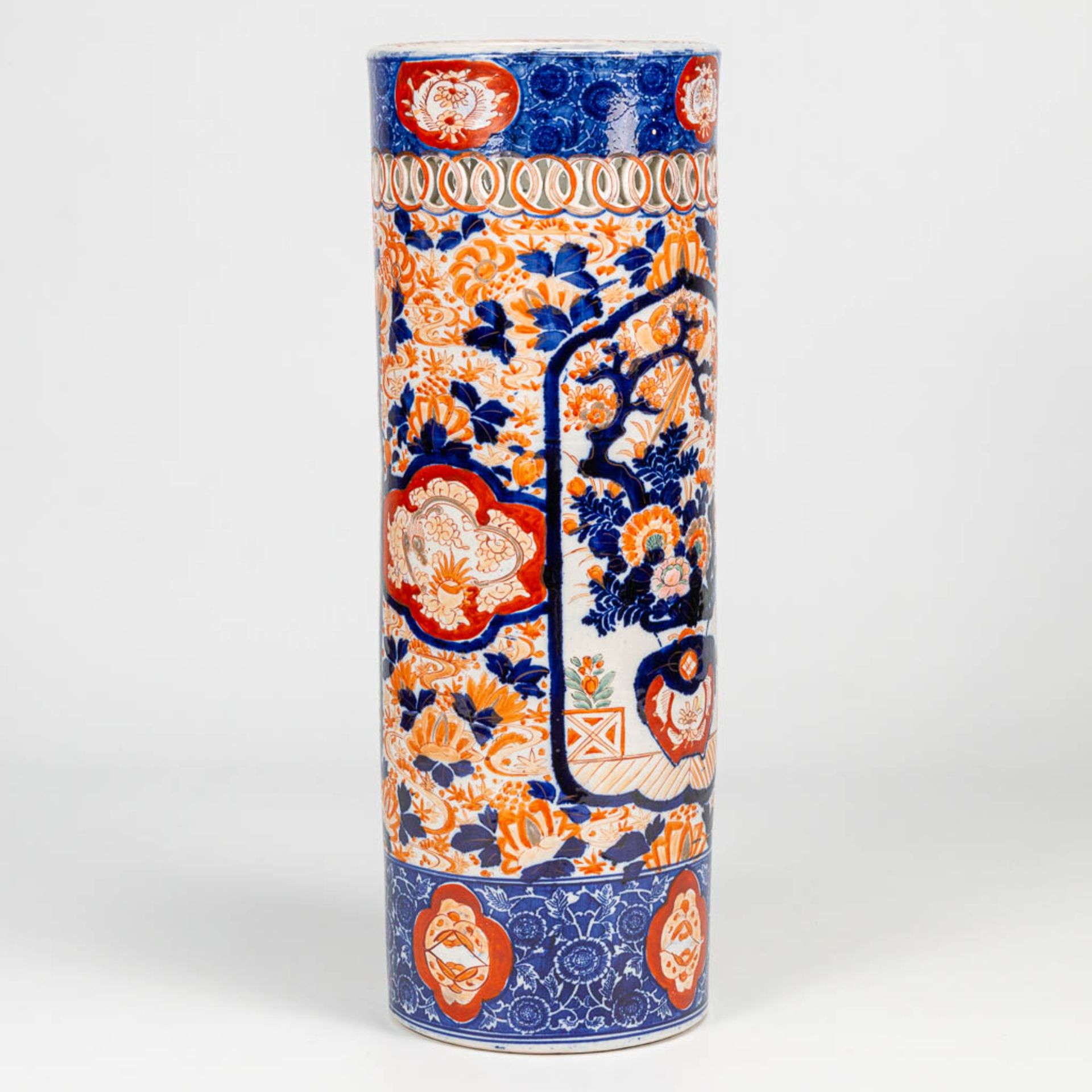An Imari umbrella stand, vase made of porcelain in Japan. 19th/20th century. (61 x 22 cm) - Image 10 of 17