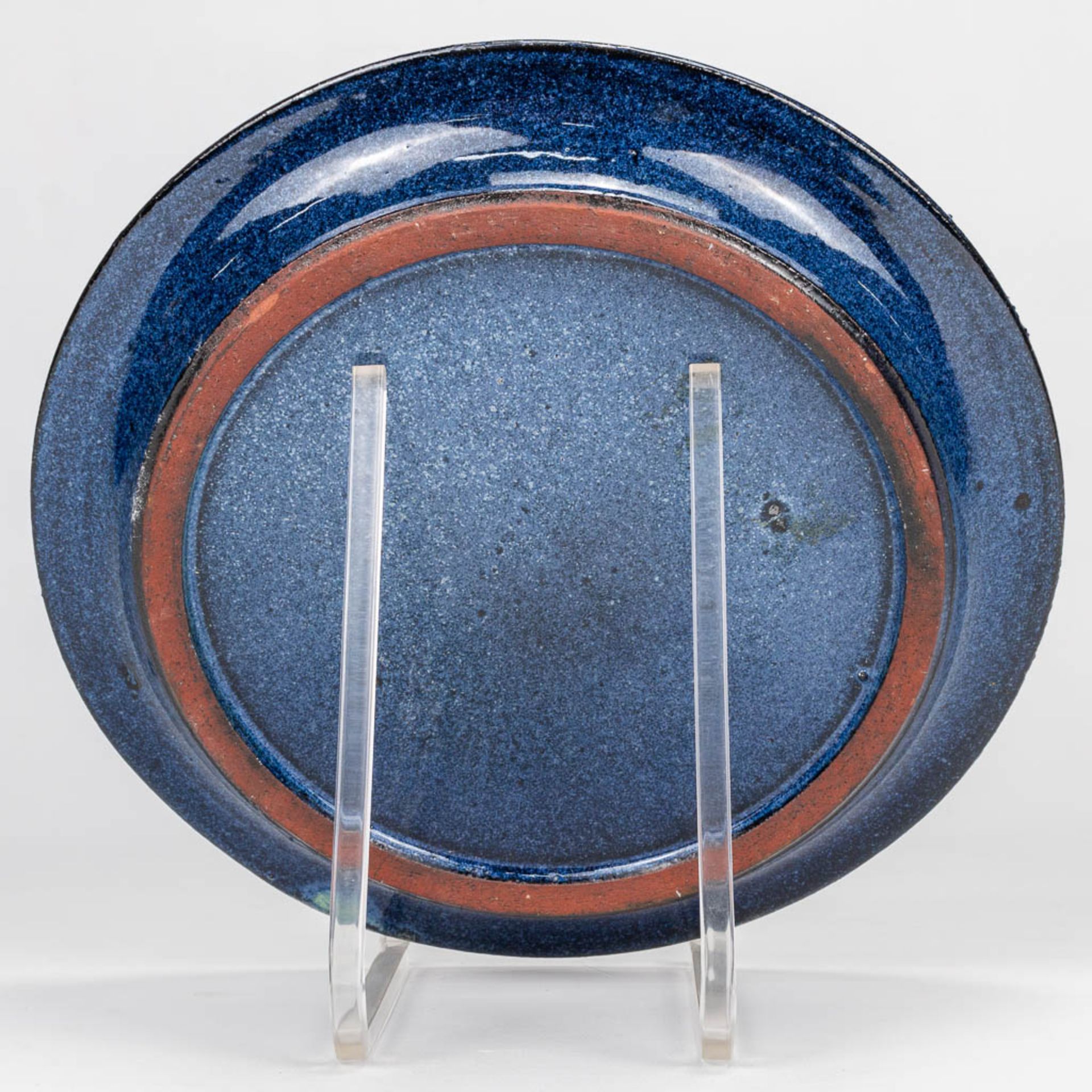 Rogier VANDEWEGHE (1923-2020) A plate made of ceramics with exceptional blue glaze. (2,5 x 27 cm) - Bild 3 aus 5