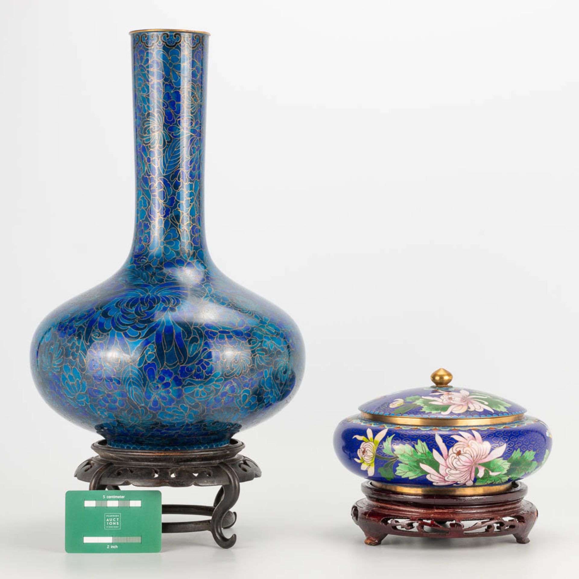 A collection of 2 cloisonne vases standing on a wood base. (38 x 25 cm) - Image 5 of 18