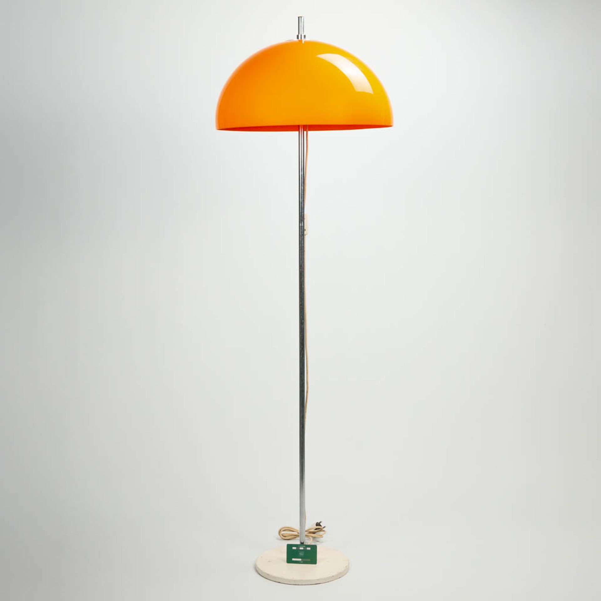 A standing lamp with orange acrylic lamp shade on metal base. Around 1970. (45 x 150 cm) - Bild 2 aus 10