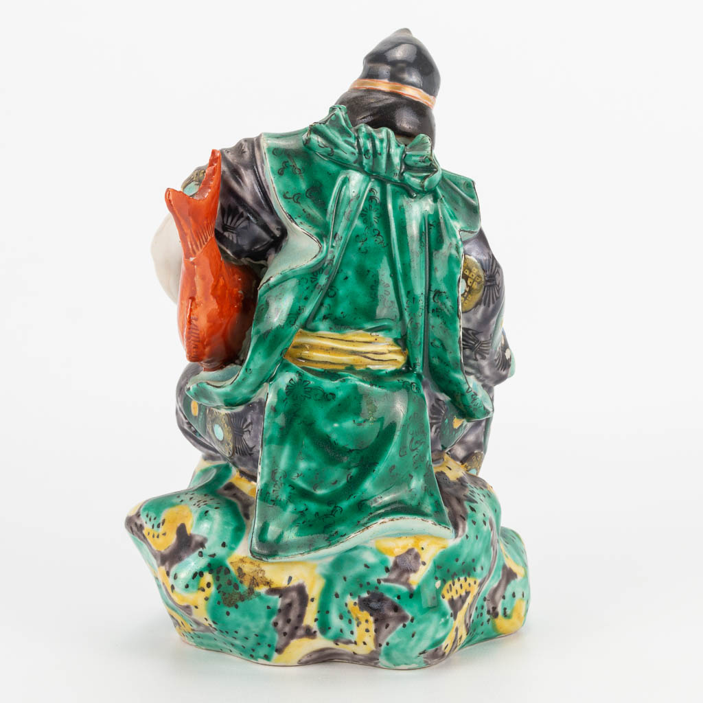 A Chinese porcelain statue of a fisherman. 19th/20th century. (11 x 14 x 20 cm) - Image 9 of 17