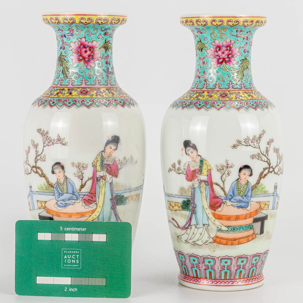 A pair of small vases made of Chinese porcelain, Republic, 20th century. (21 x 9 cm) - Image 5 of 5