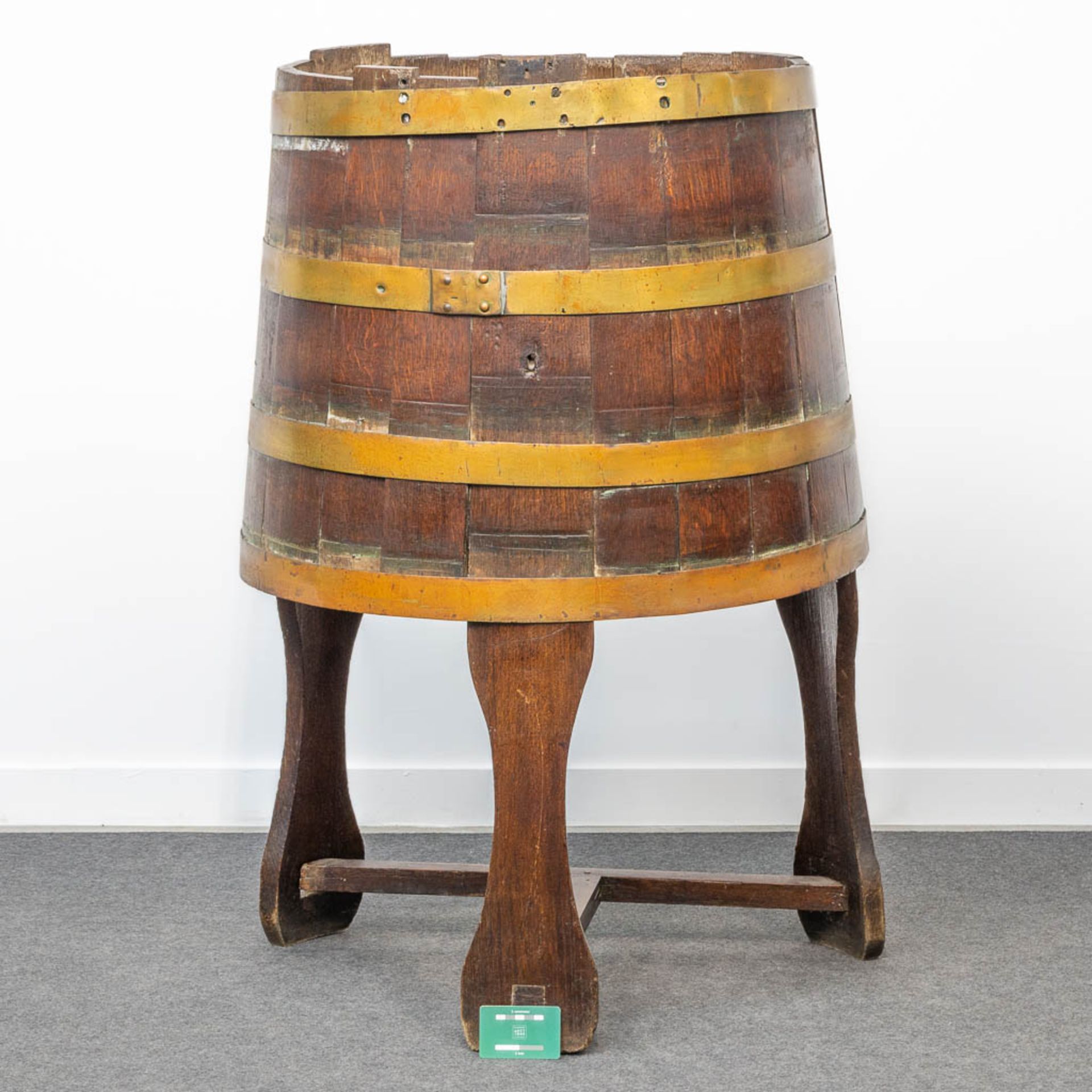 A churn standing on a base, made of oak and brass. (61 x 51 x 105 cm) - Image 5 of 6