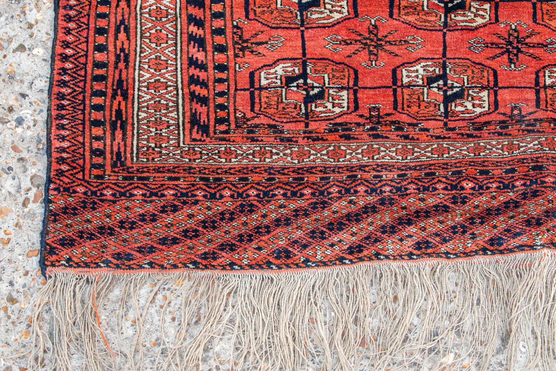 An Oriental hand-made carpet. Bokhara / Turkaman. (100 x 150 cm) - Image 2 of 5