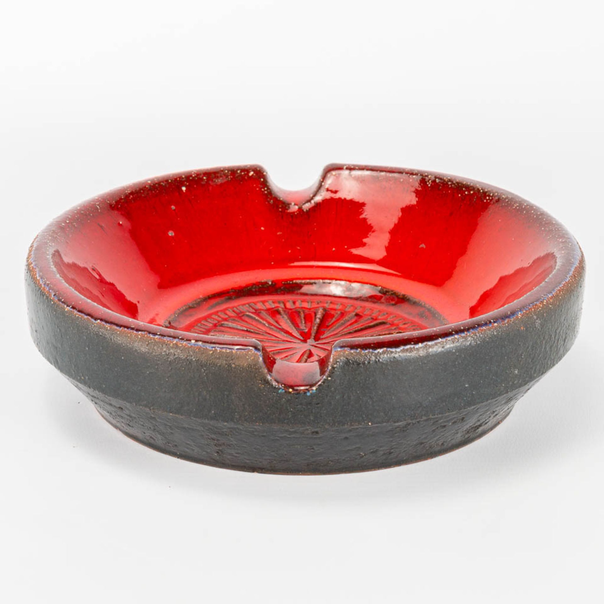 Rogier VANDEWEGHE (1923-2020) A collection of 2 ashtrays made of red glazed ceramics for Amphora. Ma - Image 6 of 19