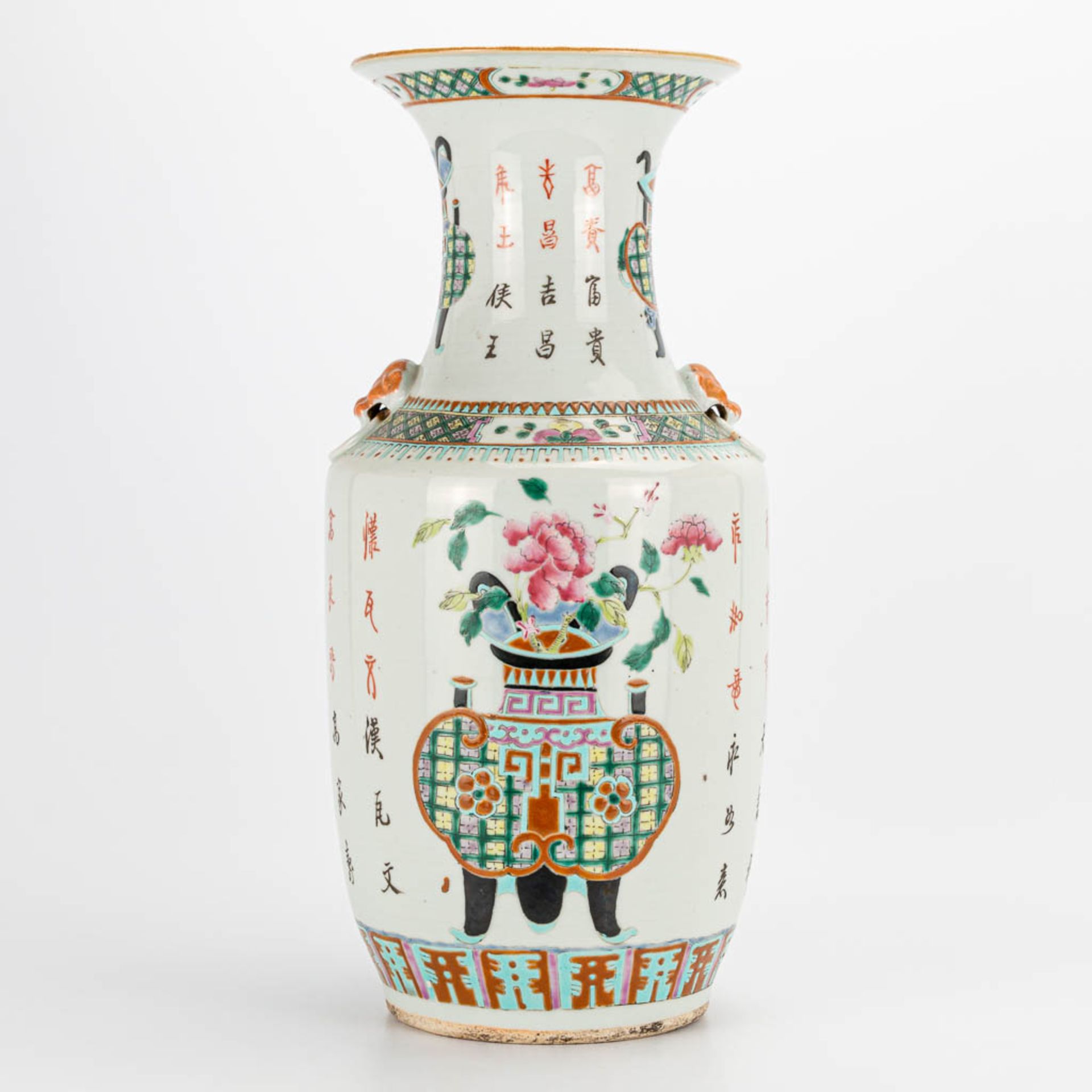 A chinese vase with decor of a planter. 19th/20th century. (43 x 20 cm) - Image 4 of 23