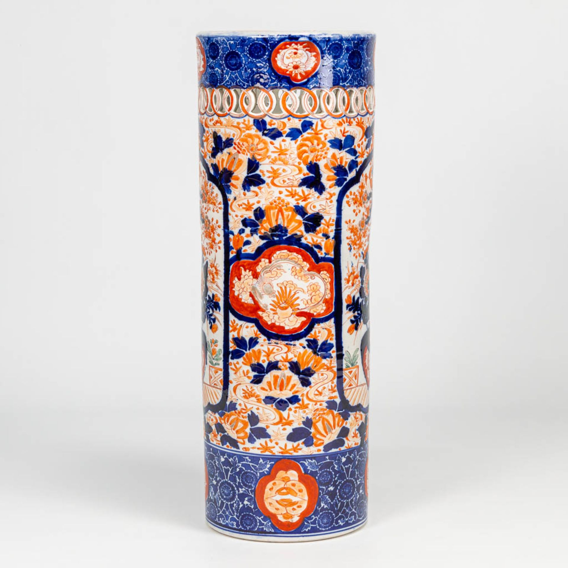 An Imari umbrella stand, vase made of porcelain in Japan. 19th/20th century. (61 x 22 cm) - Image 5 of 17