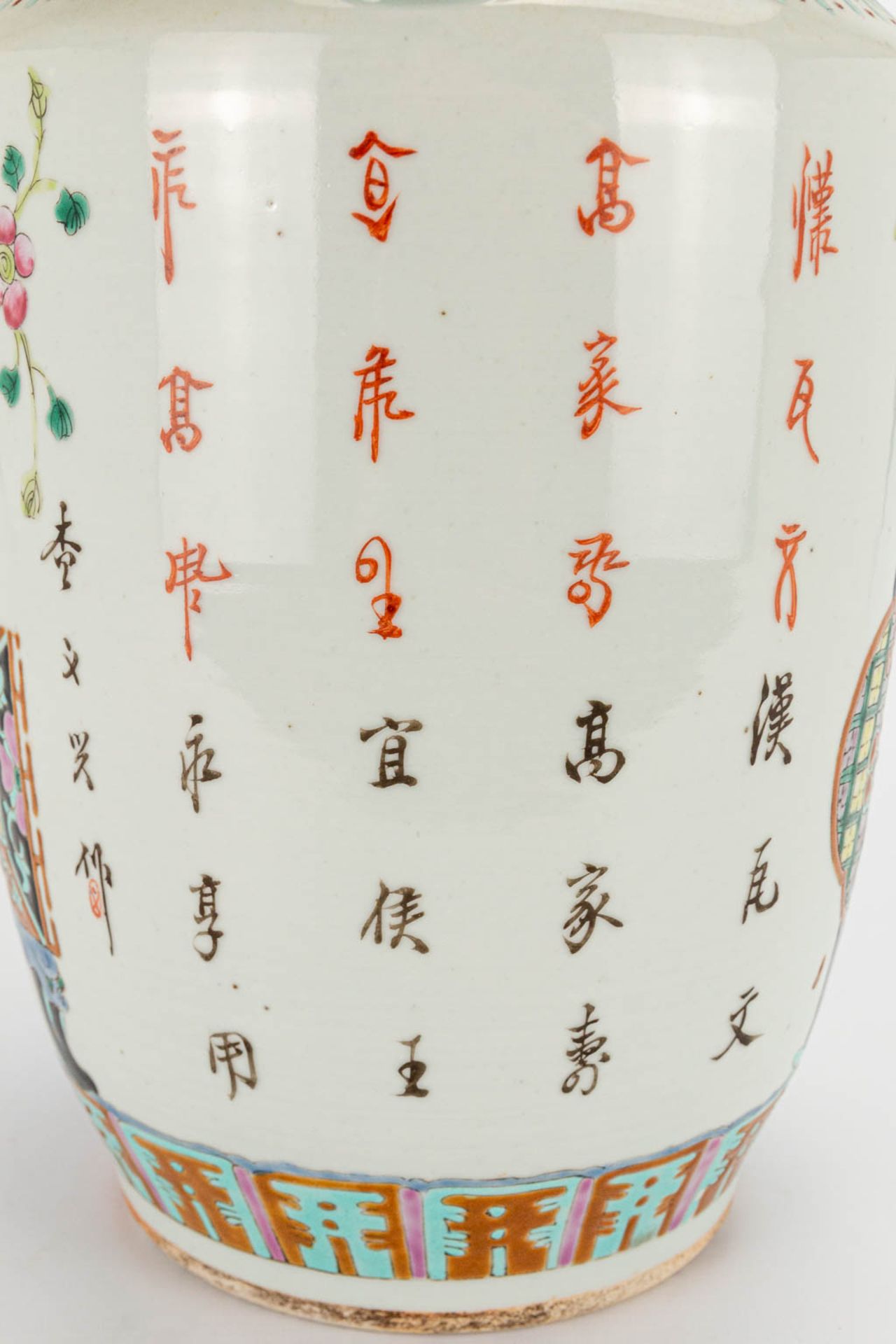 A chinese vase with decor of a planter. 19th/20th century. (43 x 20 cm) - Image 15 of 23