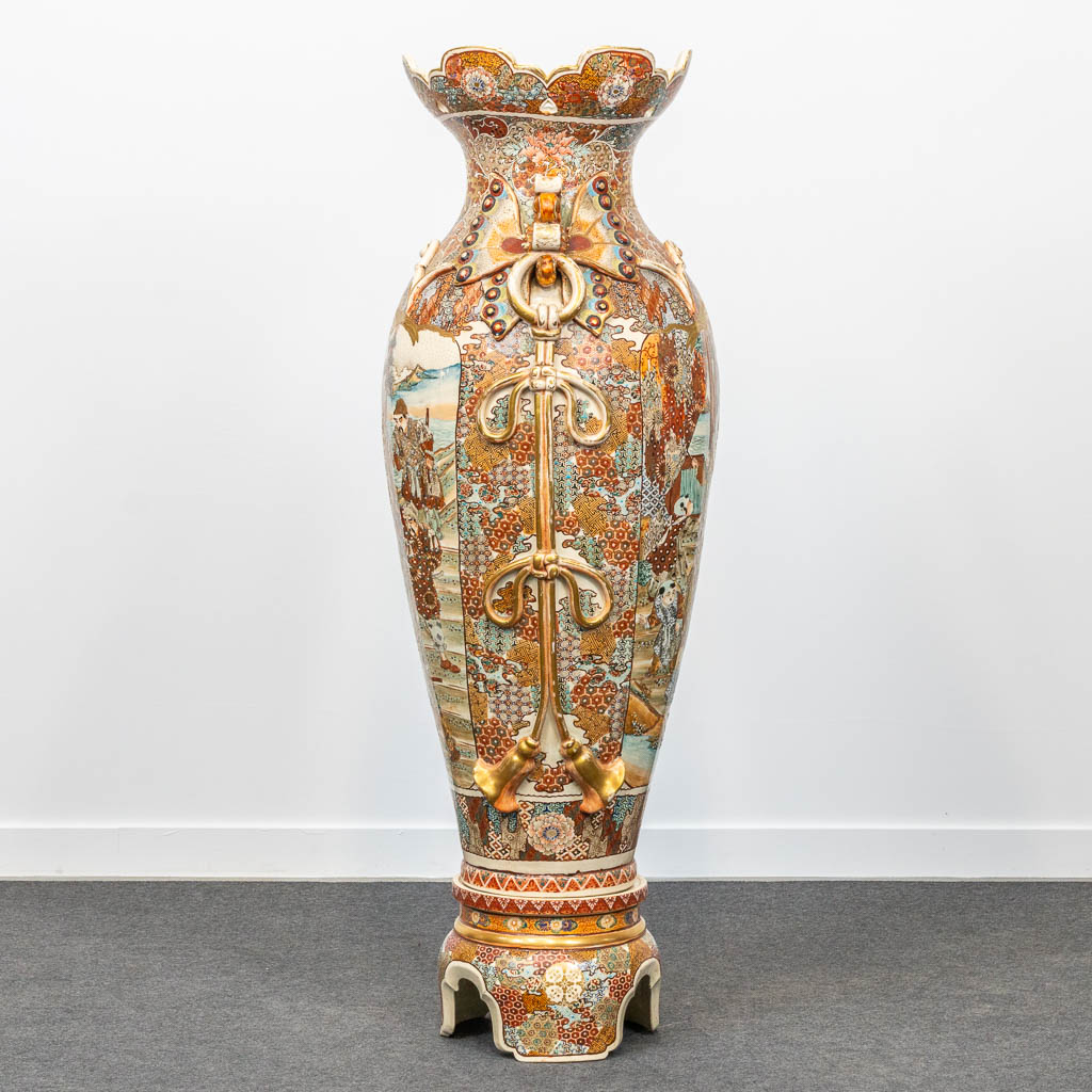 An exceptionally large Satsuma vase, made in Japan. Decor of warriors. 19th/20th century. (49 x 44 - Image 2 of 9