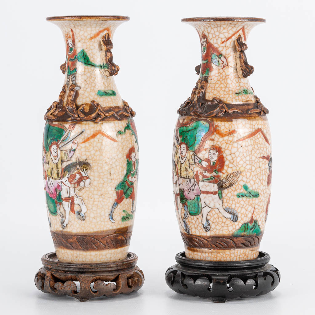 A pair of small Chinese vases Nanking with warrior decor. 19th/20th century. (19 x 8 cm) - Image 9 of 20