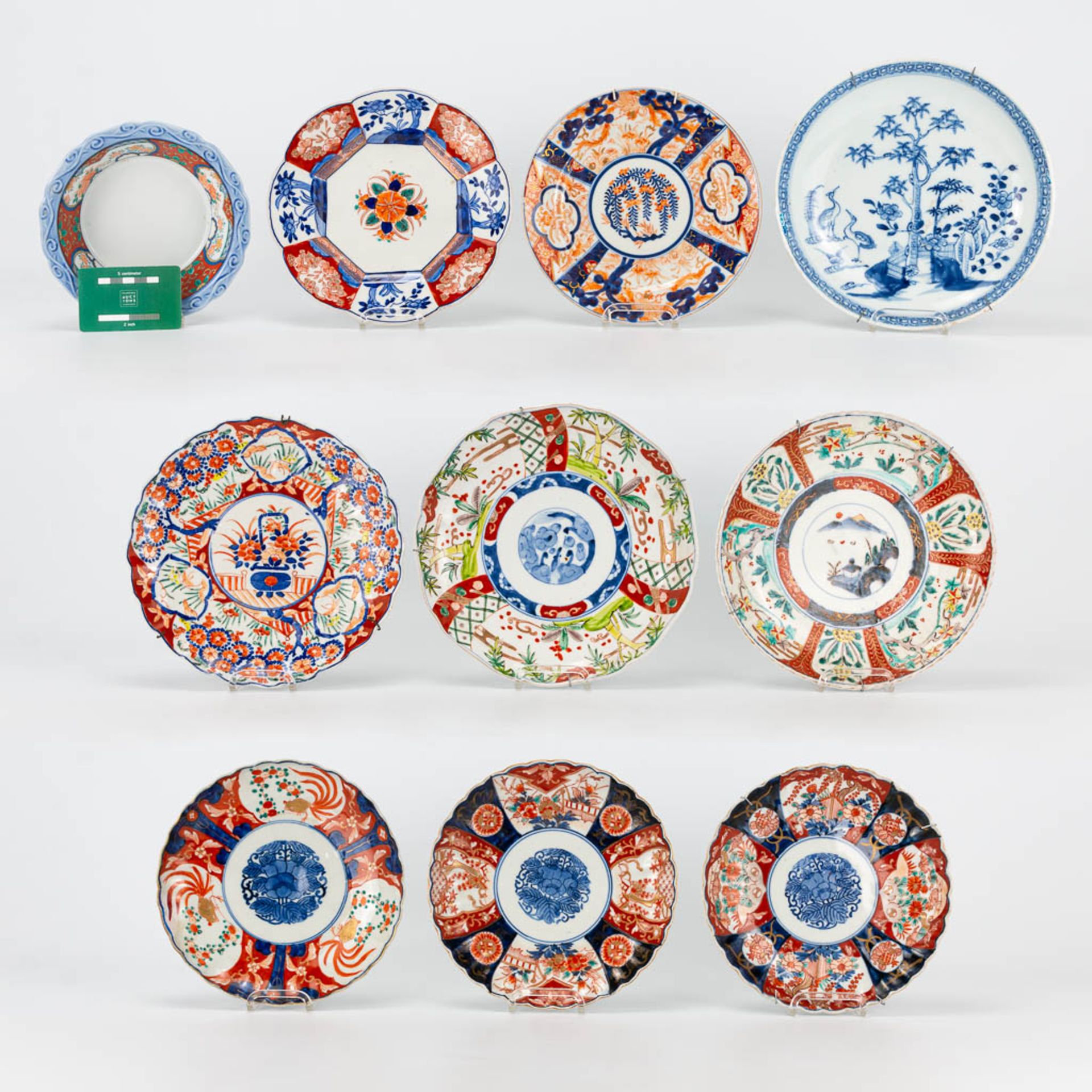 An assembled collection of 10 plates made of Japanese porcelain, Imari, blue white. (4 x 25 cm) - Image 16 of 16