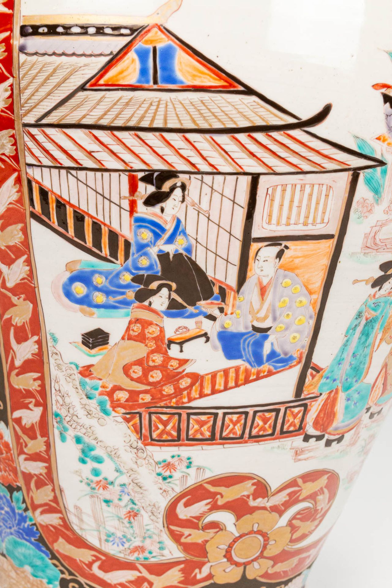 A large Imari display vase made of hand-painted porcelain in Japan. 19th/20th century. (60 x 42 cm) - Image 17 of 21