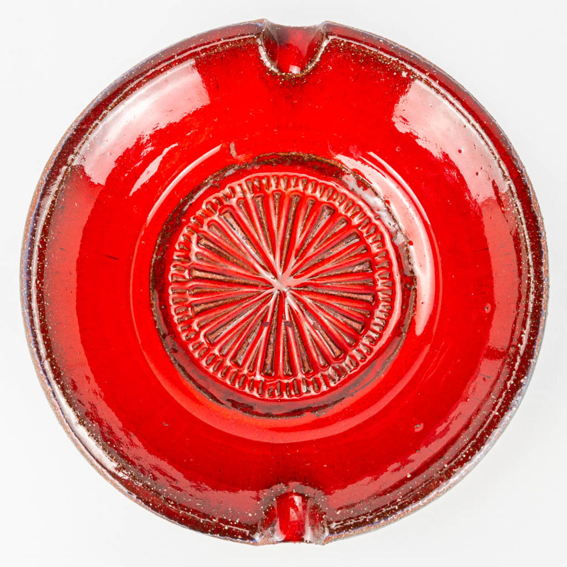 Rogier VANDEWEGHE (1923-2020) A collection of 2 ashtrays made of red glazed ceramics for Amphora. Ma - Image 15 of 19