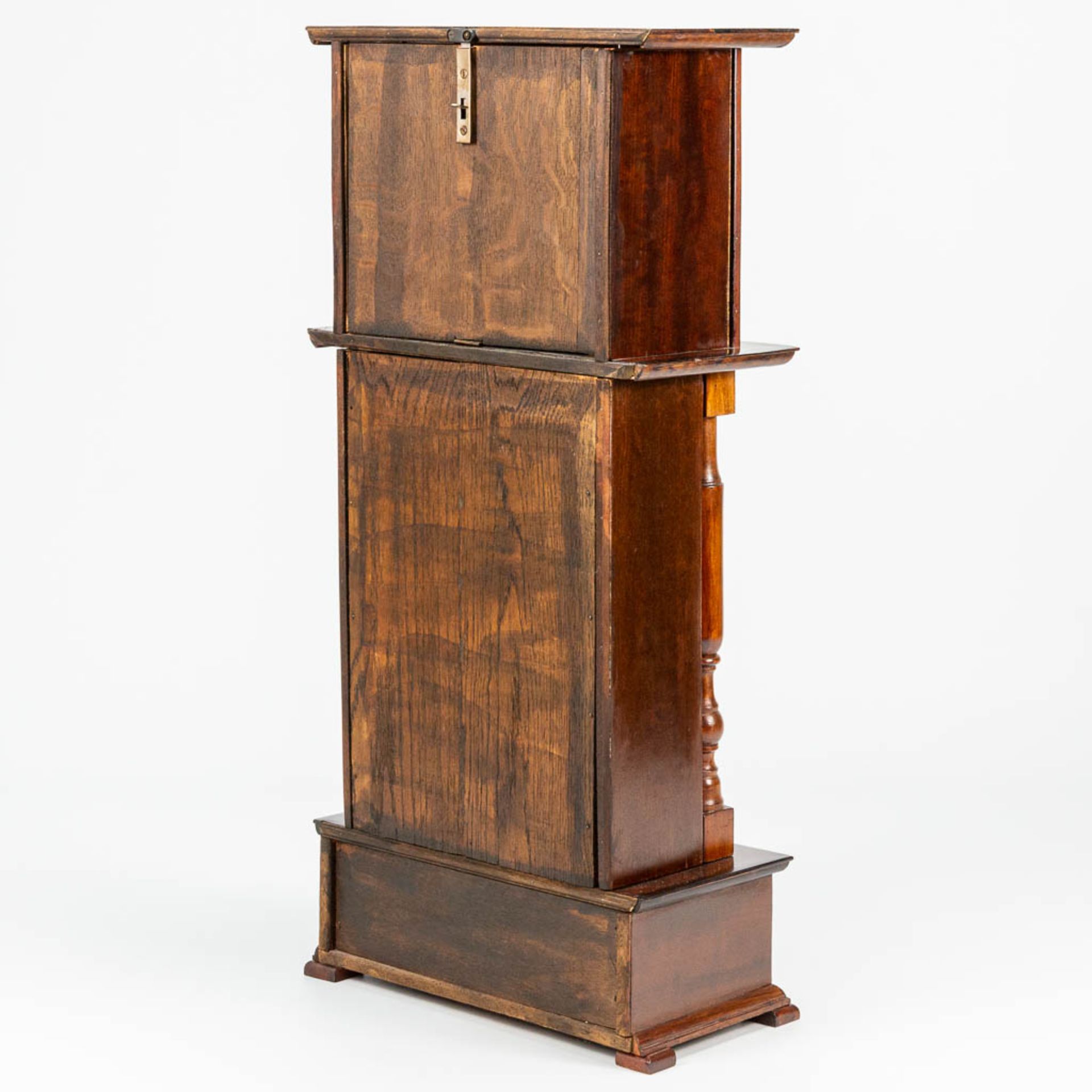A table clock made of marquetry inlay, 19th century clock in a 20th century case. (17,5 x 34 x 73 cm - Image 13 of 16