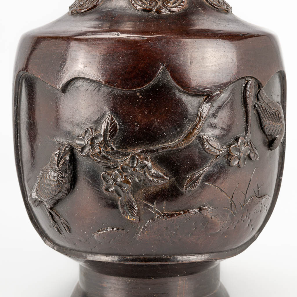 A pair of vases made of bronze with bird decor, Japan Meiji, 19th century. (30 x 12,5 cm) - Image 12 of 19