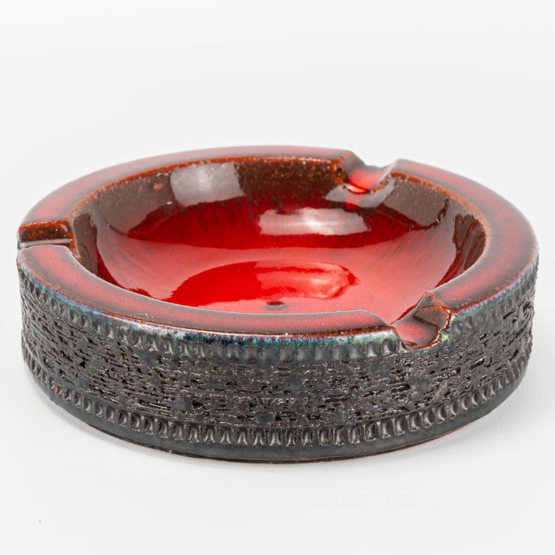 Rogier VANDEWEGHE (1923-2020) A collection of 2 ashtrays made of red glazed ceramics for Amphora. Ma - Image 8 of 19