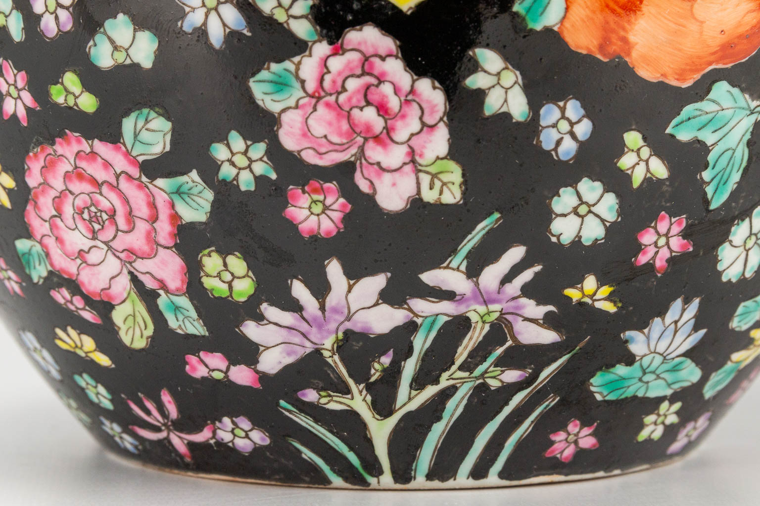 A pair of famille noir Chinese porcelain jars with lid, decorated with flowers. 19th/20th century. ( - Image 6 of 21