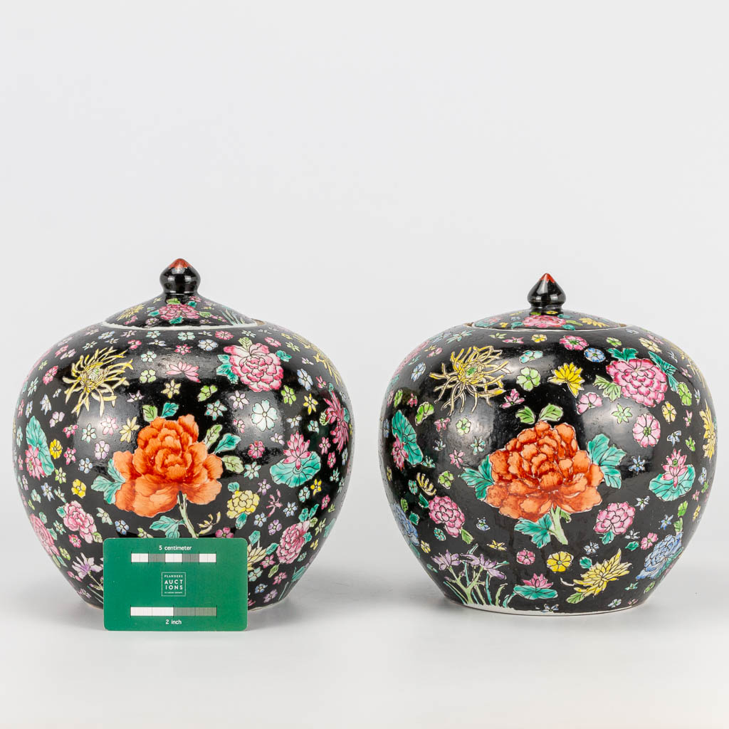 A pair of famille noir Chinese porcelain jars with lid, decorated with flowers. 19th/20th century. ( - Image 3 of 21