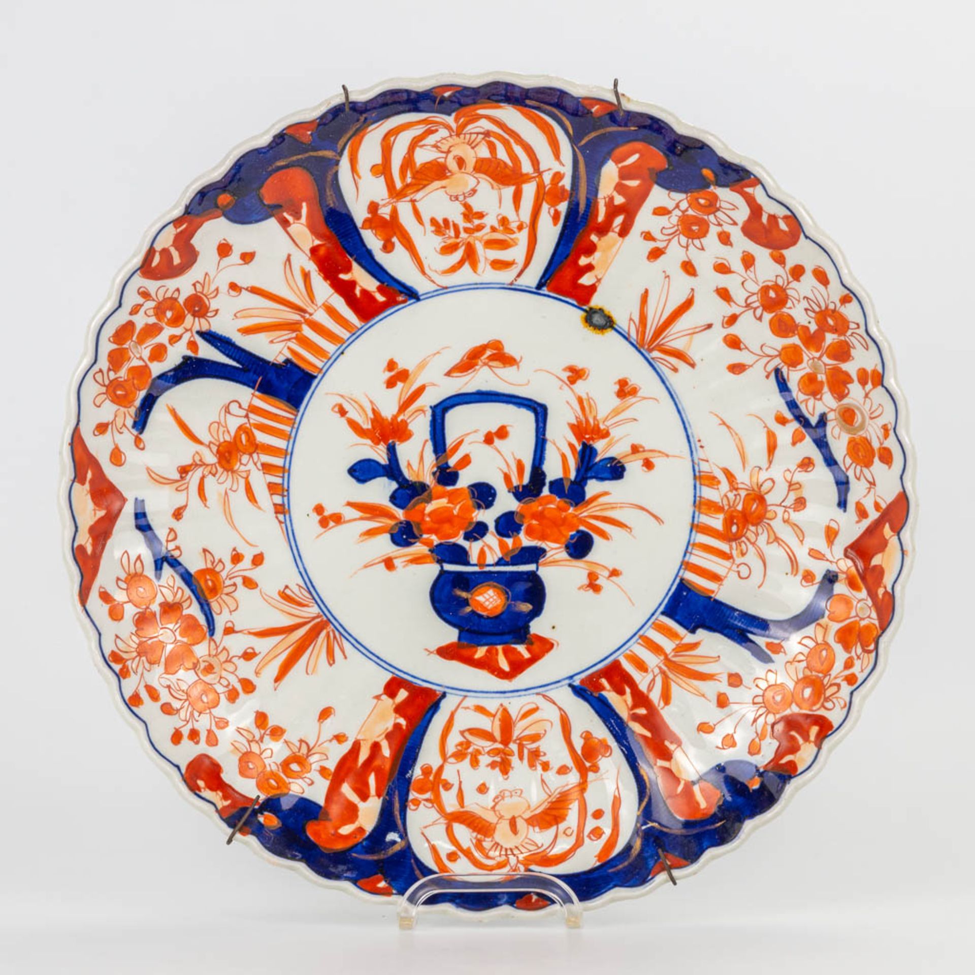 A collection of 5 Imari display plates made of Japanese porcelain. (4,5 x 30 cm) - Image 8 of 16