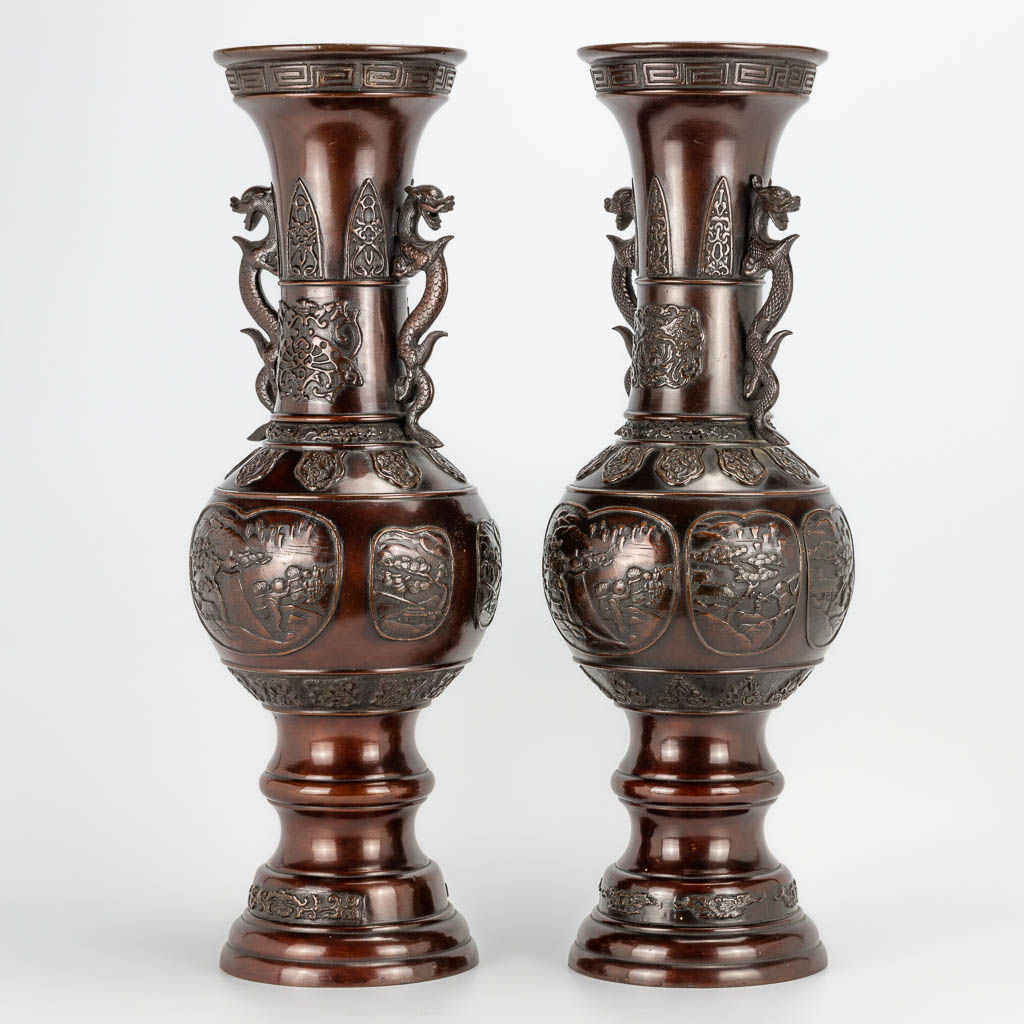 A pair of bronze Japanese vases decorated with landscapes and dragons, 19th century. (50,5 x 20 cm) - Image 8 of 19