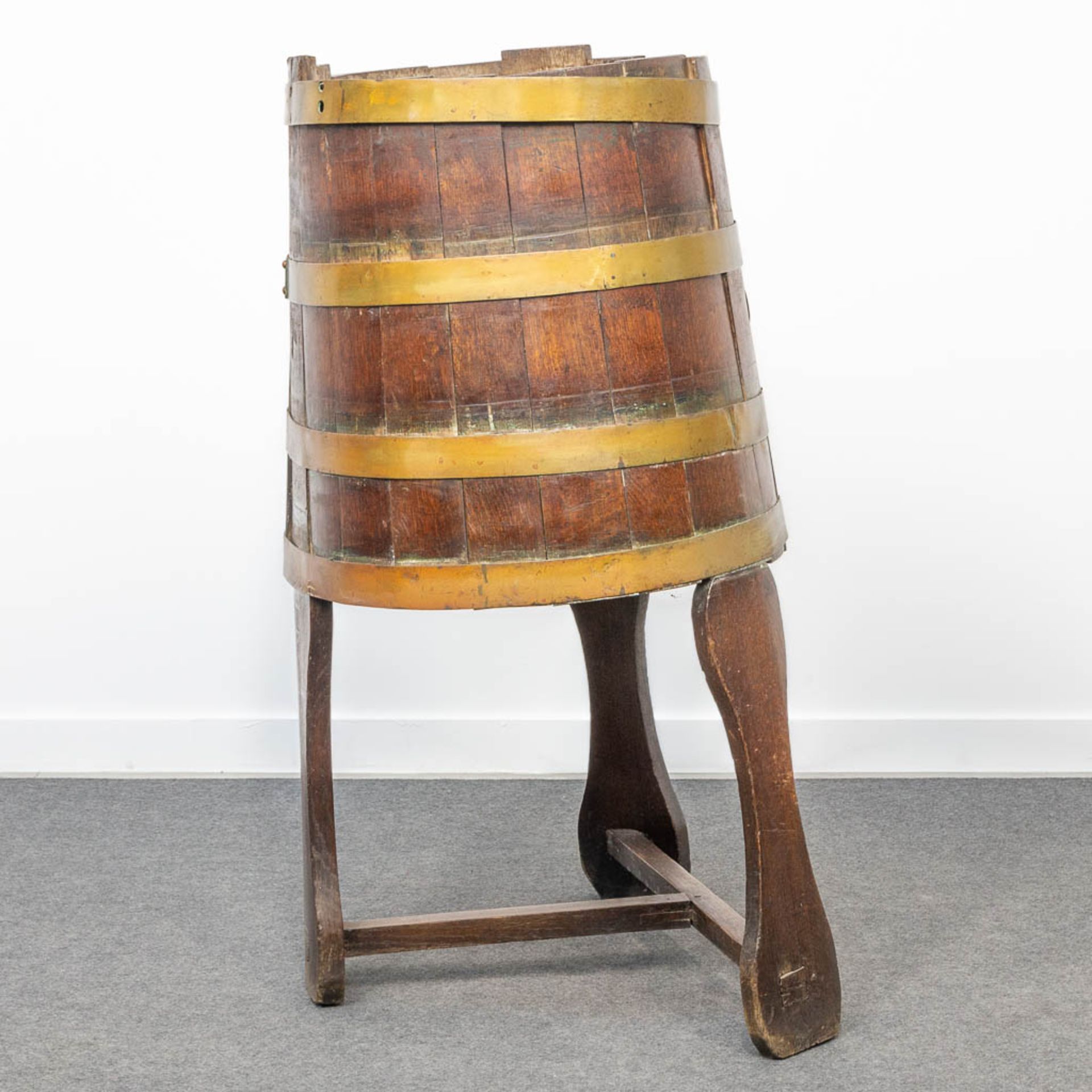 A churn standing on a base, made of oak and brass. (61 x 51 x 105 cm) - Image 3 of 6